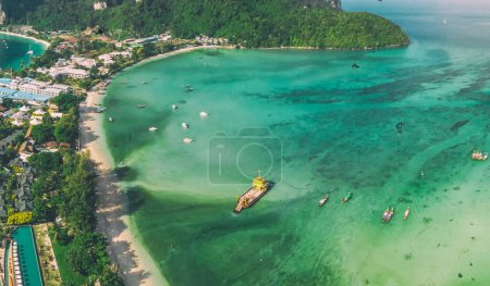 Foto de Phi Phi Don, Tailandia. Vista aérea panorámica de la costa de la isla Phi Phi, casas y playa desde el dron en un día soleado caliente. - Imagen libre de derechos