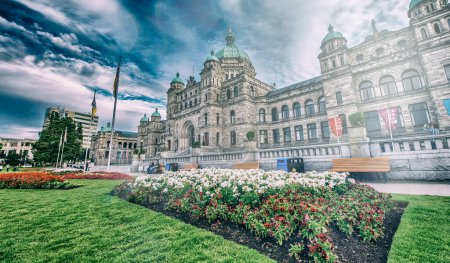 Téléchargez les photos : Victoria, Canada - Le 14 août 2017 : Les édifices du Parlement de la Colombie-Britannique par une journée ensoleillée - en image libre de droit