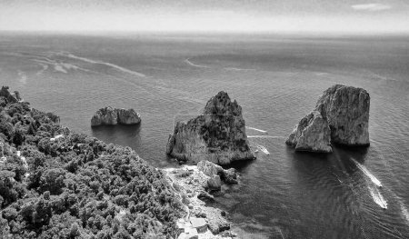 Foto de Increíble vista aérea de las rocas Faraglioni sobre el mar en la isla de Capri, Italia. Punto de vista del dron. - Imagen libre de derechos