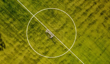 Téléchargez les photos : Terrain de football à la campagne, vue aérienne depuis drone. - en image libre de droit