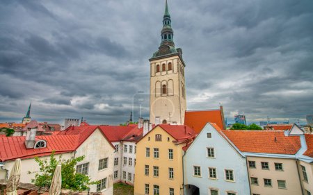 Foto de Iglesia de San Nicolás y coloridos edificios en Tallin Old Town, Estonia - Imagen libre de derechos