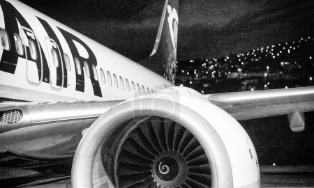 Téléchargez les photos : Madère, Portugal - 1 septembre 2022 : Avion Ryanair à Funchal ariport, vue de nuit. - en image libre de droit