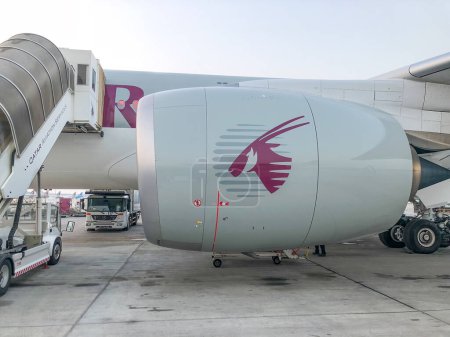Téléchargez les photos : Doha (Qatar) - 17 septembre 2018 : Avion sur la piste de l'aéroport international Hamad. - en image libre de droit