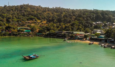 Téléchargez les photos : Phi Phi Don, Thaïlande. Vue aérienne du littoral de l'île Phi Phi depuis un drone par une chaude journée ensoleillée - en image libre de droit