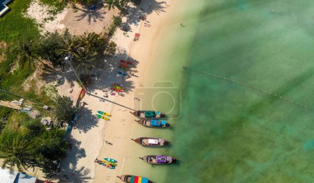 Foto de Phi Phi Don, Tailandia. Vista aérea aérea de la costa y la playa de la isla de Phi Phi desde el dron en un día soleado caliente - Imagen libre de derechos