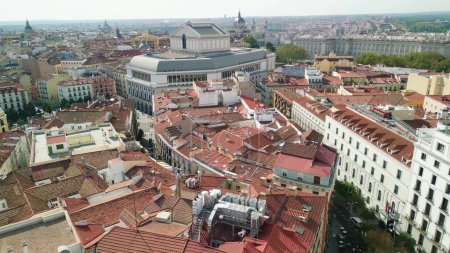 Téléchargez les photos : Madrid, Espagne - 29 octobre 2022 : Vue aérienne des monuments et bâtiments de la ville par une journée ensoleillée d'automne. - en image libre de droit