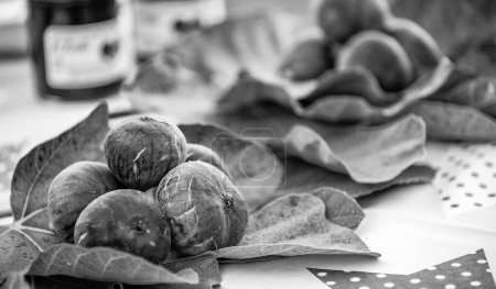 Téléchargez les photos : Figues avec bocaux de confiture de figue sur la table - en image libre de droit