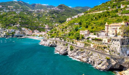 Téléchargez les photos : Vue aérienne imprenable sur Maiori et Minori le long de la côte amalfitaine en saison estivale, Italie. Point de vue du drone. - en image libre de droit