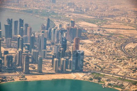Téléchargez les photos : Doha (Qatar) - 17 septembre 2018 : Vue aérienne des toits de la ville depuis un avion volant au-dessus de la capitale du Qatar. - en image libre de droit