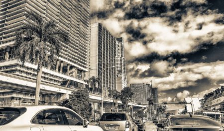 Foto de MIAMI, FL - 27 DE MARZO DE 2018: Tráfico en el centro de la ciudad en un hermoso día. Miami atrae a 20 millones de turistas anualmente
. - Imagen libre de derechos