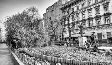 Téléchargez les photos : BUDAPEST, HONGRIE - 30 MARS 2019 : Les touristes longent la place Deak Ferenc par une belle journée ensoleillée
. - en image libre de droit