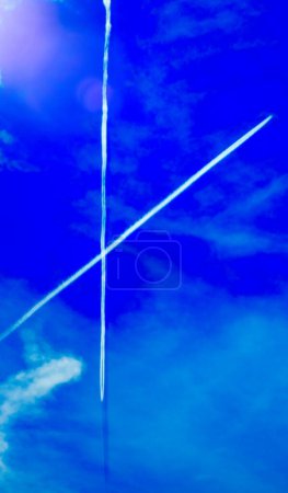 Téléchargez les photos : Les avions se réveillent dans le ciel bleu - en image libre de droit