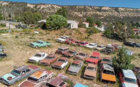 Téléchargez les photos : UTAH, États-Unis - JUIN 2018 : Anciennes voitures dans un parking abandonné à la campagne
. - en image libre de droit