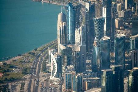 Foto de Vista aérea del horizonte de Doha desde el avión. Corniche y edificios modernos, Qatar. - Imagen libre de derechos