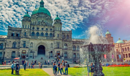 Téléchargez les photos : Île de Vancouver, Canada - Le 15 août 2017 : Touristes devant les édifices du Parlement de la Colombie-Britannique à Victoria - en image libre de droit