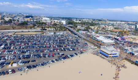 Téléchargez les photos : SANTA MONICA, CA - 2 AOÛT 2017 : jetée de Santa Monica et parking à partir de haut point de vue. C'est une attraction majeure dans la région de Los Angeles
. - en image libre de droit