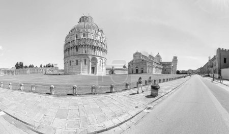 Foto de Campo de milagros, Pisa. Vista panorámica sin turistas en un día soleado. - Imagen libre de derechos