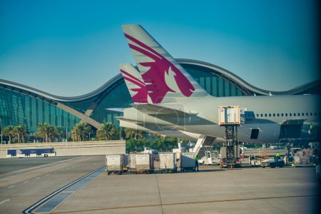 Téléchargez les photos : Doha (Qatar) - 12 décembre 2016 : Avions sur la piste de l'aéroport international Hamad. - en image libre de droit