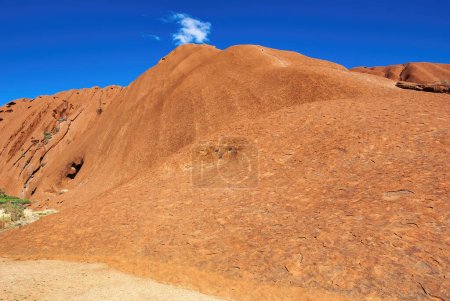 Foto de Increíble paisaje de Australian Outback con un cielo azul soleado. - Imagen libre de derechos
