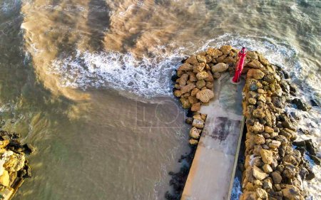 Foto de Faro a lo largo de la costa durante una tormenta. Vista aérea desde el dron - Imagen libre de derechos