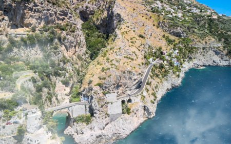Foto de Increíble vista aérea de la hermosa costa de Amalfi en la temporada de verano, Italia. Punto de vista del dron. - Imagen libre de derechos