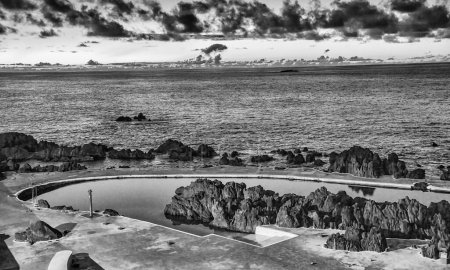 Téléchargez les photos : Coucher de soleil sur les piscines naturelles de lave la nuit à Porto Moniz. - en image libre de droit