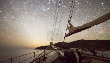 Foto de Mástil de un velero con un cielo estrellado en el horizonte. - Imagen libre de derechos