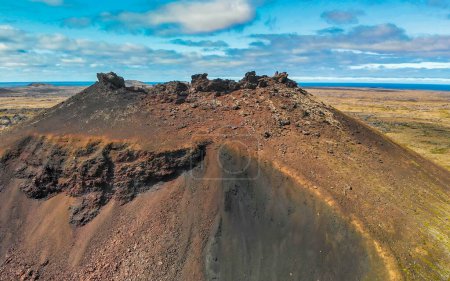 Téléchargez les photos : Le cratère de Saxholl est un volcan célèbre en Islande. Vue aérienne en saison estivale depuis un drone - en image libre de droit