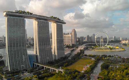 Foto de SINGAPUR - 3 DE ENERO DE 2020: Mirador de drones en Marina Bay Sands y horizonte de la ciudad en una tarde soleada - Imagen libre de derechos