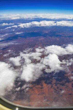 Foto de El Outback australiano visto desde la ventana del avión. Nubes en el cielo. - Imagen libre de derechos