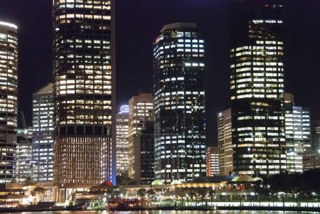 Foto de Ciudad nocturna de Brisbane skyline y reflexiones fluviales - Queensland, Australia. - Imagen libre de derechos