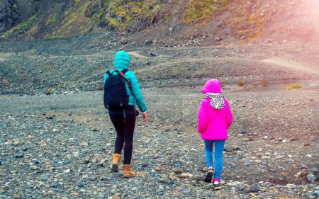Foto de Mujer e hija caminando por el paisaje de Islandia en temporada de verano - Imagen libre de derechos
