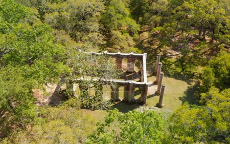 Téléchargez les photos : Old Sheldon Church près de Beaufort, Caroline du Sud. Vue aérienne avec arbres forestiers. - en image libre de droit