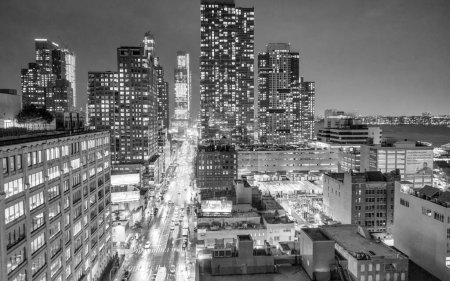 Foto de MANHATTAN, NY - 1 DE DICIEMBRE DE 2018: Vista aérea de calles y rascacielos de Midtown por la noche - Imagen libre de derechos
