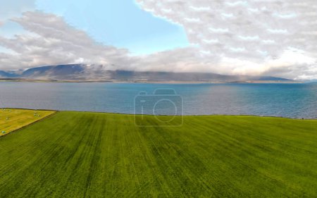 Téléchargez les photos : Vue aérienne du magnifique fjord du Grundar en saison estivale, Islande - en image libre de droit