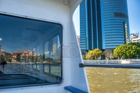 Téléchargez les photos : Brisbane skyline depuis le bateau fluvial de la ville par une journée ensoleillée, Australie. - en image libre de droit