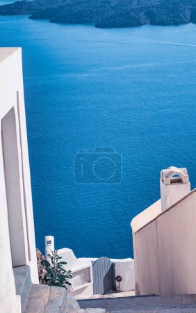 Foto de Paisaje del atardecer y paisaje urbano de Oia en la isla de Santorini, Grecia
. - Imagen libre de derechos