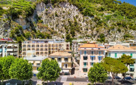 Foto de MAIORI, ITALIA - 1 DE JULIO DE 2021: Casas de Maiori vistas desde un dron a lo largo de la costa de Amalfi - Imagen libre de derechos