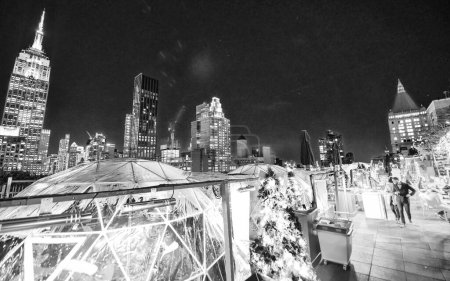 Foto de MANHATTAN, NY - 5 DE DICIEMBRE DE 2018: Moderna azotea con restaurante en esferas transparentes separadas y vista de la ciudad por la noche - Imagen libre de derechos