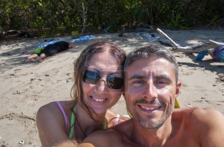 Téléchargez les photos : Beau couple caucasien relaxant sur une plage tropicale. - en image libre de droit