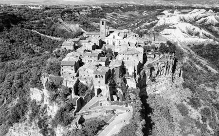 Foto de Increíble vista aérea de Civita di Bagnoregio paisaje en la temporada de verano, Italia. Esta es una famosa ciudad medieval italiana. - Imagen libre de derechos