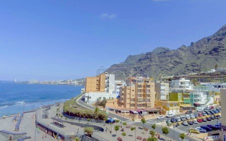 Téléchargez les photos : TENERIFE, ESPAGNE - 12 SEPTEMBRE 2016 : Vue aérienne de Bajamar par une journée ensoleillée, Tenerife - Espagne - en image libre de droit