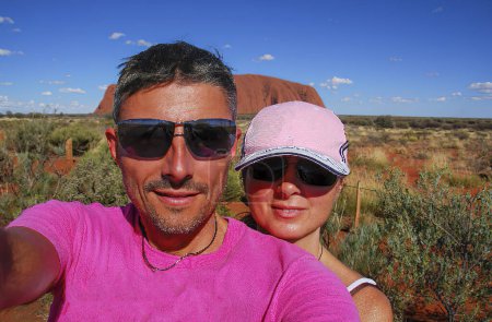 Foto de Selfie de una feliz pareja caucásica de vacaciones relajándose durante un paseo por el interior australiano. - Imagen libre de derechos