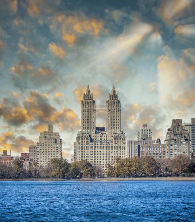 Téléchargez les photos : New York au coucher du soleil. Vue panoramique des bâtiments de Manhattan depuis Central Park Lake. - en image libre de droit