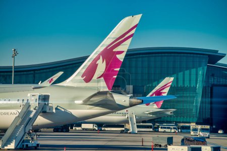 Foto de Doha, Qatar - 12 de diciembre de 2016: Aviones en la pista del Aeropuerto Internacional de Hamad. - Imagen libre de derechos