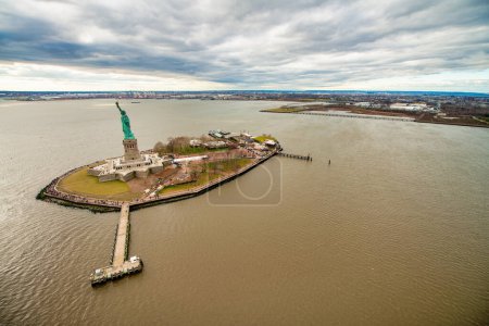 Téléchargez les photos : La Statue de la Liberté vue aérienne depuis l'hélicoptère en saison hivernale, New York - États-Unis. - en image libre de droit