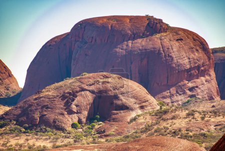 Téléchargez les photos : Montagnes de l'Outback australien sous un ciel bleu - Territoire du Nord, Australie. - en image libre de droit