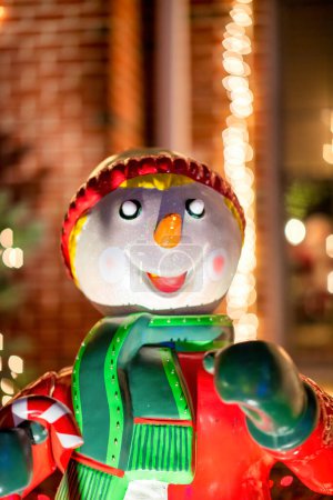 Foto de Decoración de muñeco de nieve de Navidad frente a una casa. - Imagen libre de derechos