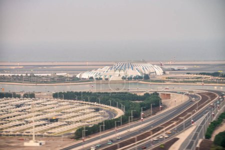 Foto de Doha, Qatar - 3 de diciembre de 2016: Vista aérea del aparcamiento del aeropuerto y la carretera principal. - Imagen libre de derechos