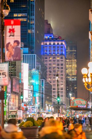 Téléchargez les photos : New York, NY - 2 décembre 2018 : foule nocturne le long de la Cinquième Avenue. - en image libre de droit